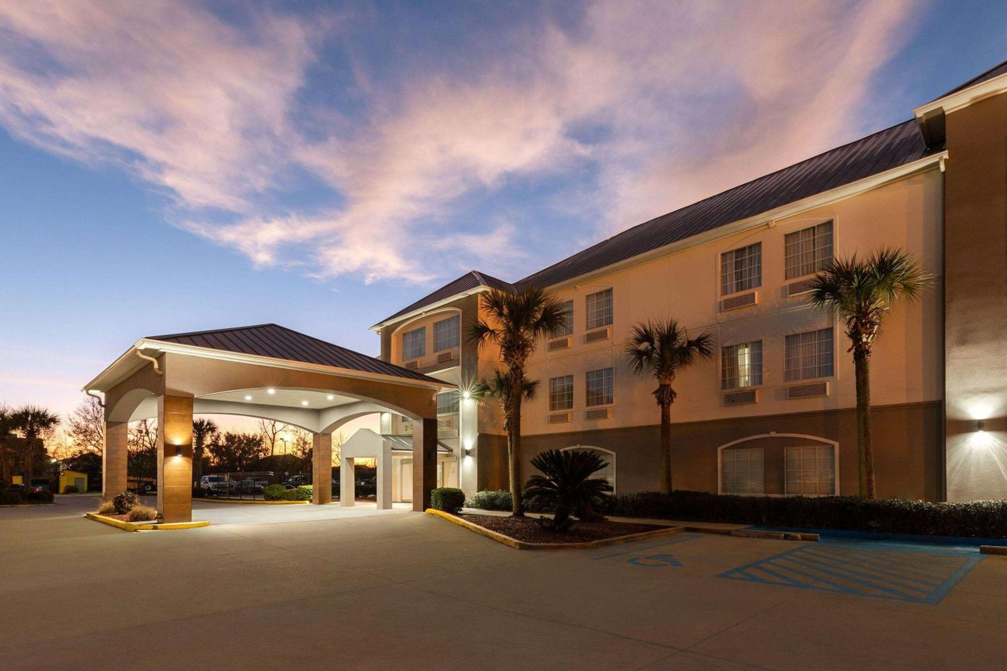 La Quinta By Wyndham Houma Hotel Exterior photo