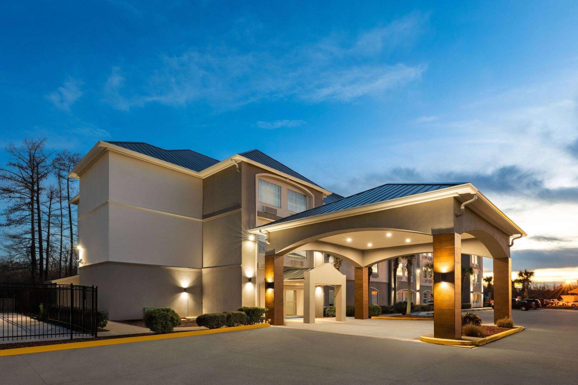 La Quinta By Wyndham Houma Hotel Exterior photo